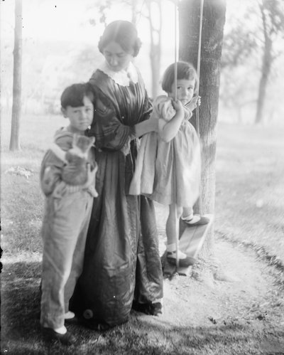 Mrs Turner and her children, 1910 by Gertrude Käsebier